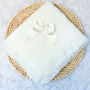 Toquilla hilo beige con encaje blanco