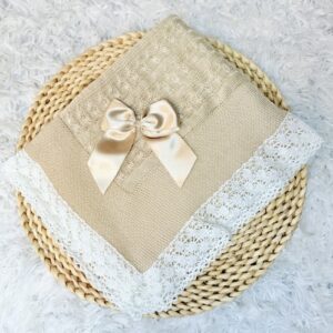 Toquilla hilo camel con encaje blanco